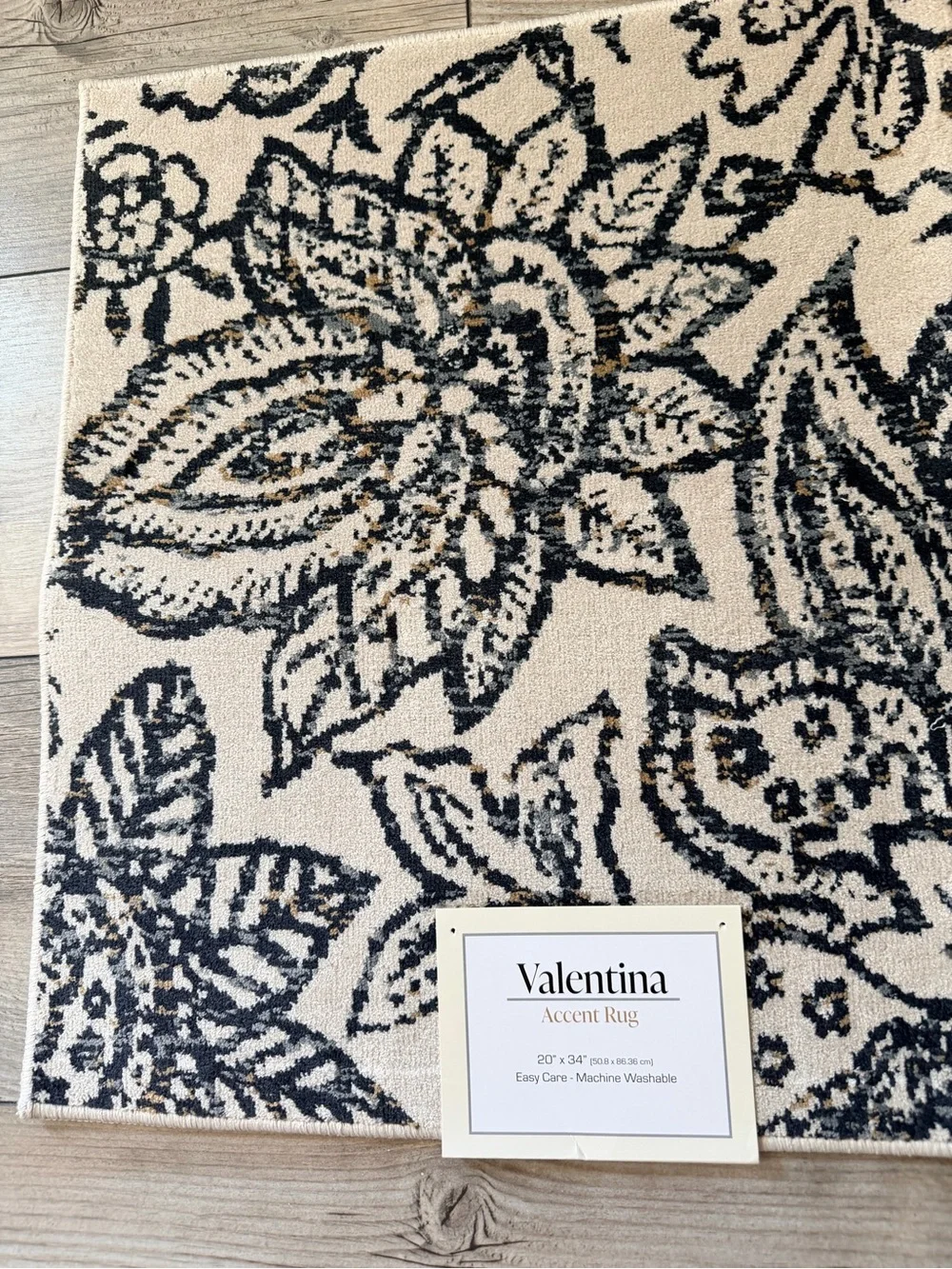Valentina collection floral accent rug. 20”x34”. New with Tags